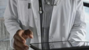 Efecte nocive ale AI asupra medicilor care o folosesc i pierd o mare parte din abilit i C t de mult le scade performan a b font color red STUDIU font b