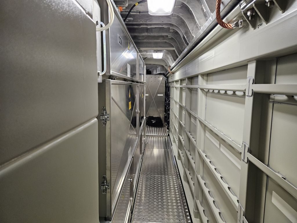 FOTO Atinge 200 km/h și poate tracta trenuri cu 16 vagoane. Cum arată cea mai modernă locomotivă cumpărată de statul român 4 In interiorul locomotivei Alstom
