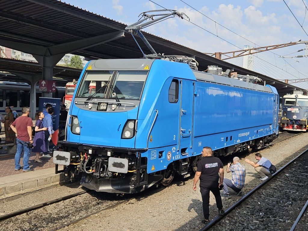FOTO Atinge 200 km/h și poate tracta trenuri cu 16 vagoane. Cum arată cea mai modernă locomotivă cumpărată de statul român 3 Locomotiva