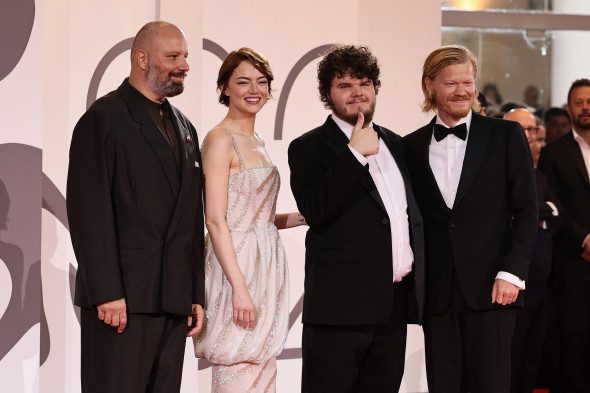 Yorgos Lanthimos şi Emma Stone, unul dintre cele mai puternice duouri regizor-actor, ovaționați la Veneția aproape șapte minute 1 NzUzMTdmYzFhZjQyNDJlMzkwZWMwMzM2YzIwYjg4.thumb