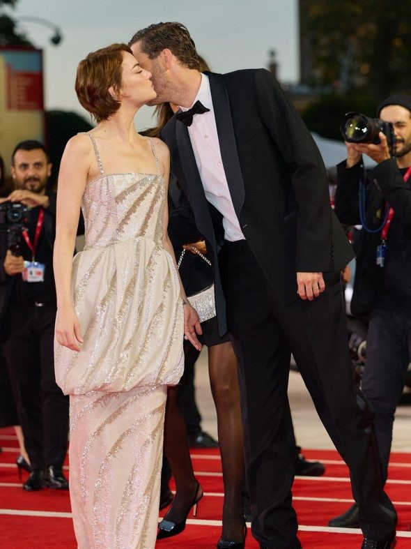 Yorgos Lanthimos şi Emma Stone, unul dintre cele mai puternice duouri regizor-actor, ovaționați la Veneția aproape șapte minute 3 emma (28)