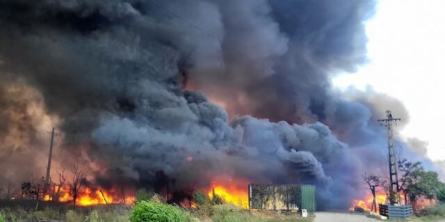 Incendiu devastator de vegetație și materiale plastice în apropierea Craiovei