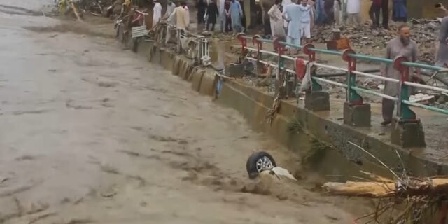 Peste 300 de persoane au pierit în urma inundațiilor devastatoare din Pakistan