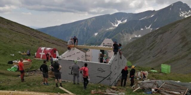 Primul Refugiu Montan din Bucegi: Un Adăpost Sigur pentru Drumetii în Dificultate