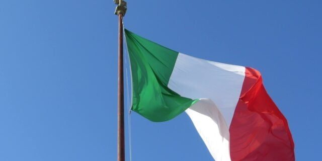 Războiul umerașelor din Prato: Mafia chineză transformă inima modei italiene într-un câmp de luptă