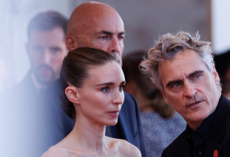 Joaquin Phoenix și Rooney Mara se iubesc de 8 ani, dar apar rar în public. Împreună la Veneția, eleganți și fără să epateze 2 NDA0ZGI5YjNmZTI5NGJmODBlNzk5N2ZhZGEz.thumb