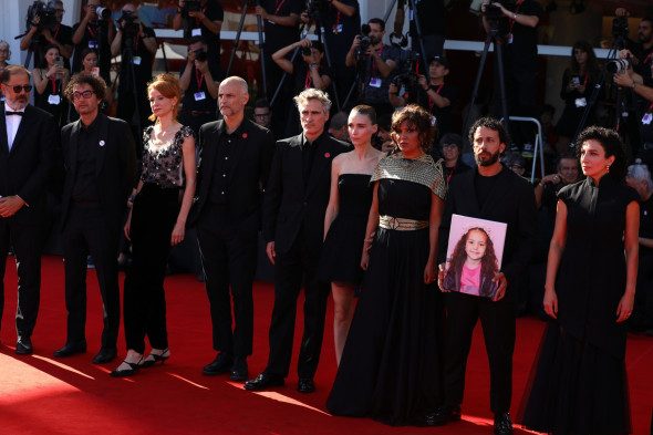 Joaquin Phoenix și Rooney Mara se iubesc de 8 ani, dar apar rar în public. Împreună la Veneția, eleganți și fără să epateze 1 premiera 'THE VOICE OF HIND RAJAB' la venetia