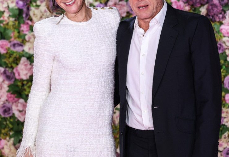 Hugh Grant împlinește 65 de ani. Are cinci copii și este căsătorit cu o suedeză cu aproape 20 de ani mai tânără decât el 3 cGcmdz03NDAmaGFzaD00OGRkMDAzMGFiNzU0MDQyNTM0ZTg0NmE5YjBiZTZjNw.thumb