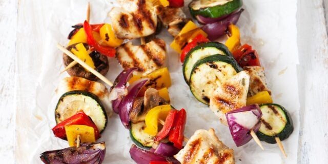 Cum să gătești delicioase frigărui de pui și legume în tigaia grill: rețetă simplă și savuroasă