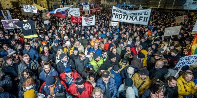 ### Mii de slovaci protestează împotriva măsurilor de austeritate și a legăturilor cu Rusia ale guvernului Fico
