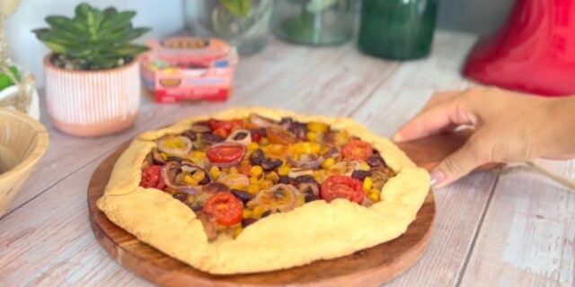 Rețetă delicioasă: Tarta rustică cu ton și amestec mexican, perfectă pentru toamnă