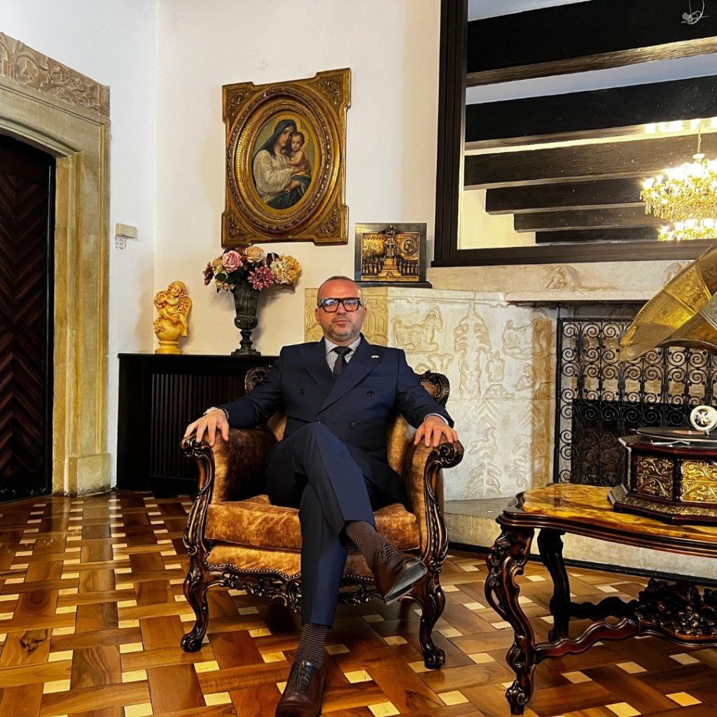 Mountain Residence Retreat: Cabane de 28 mp pentru Investitori, Randament 10% garantat prin contract 1 Eduard Petrescu, owner - Mountain Residence Retreat