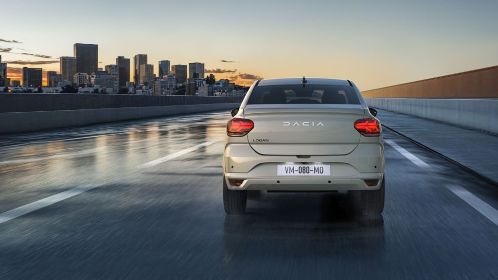 FOTO Dacia a lansat versiunile restilizate ale Logan, Sandero și Jogger. Cum arată mașinile și ce aduc nou 9 Dacia Logan facelift vazuta din spate