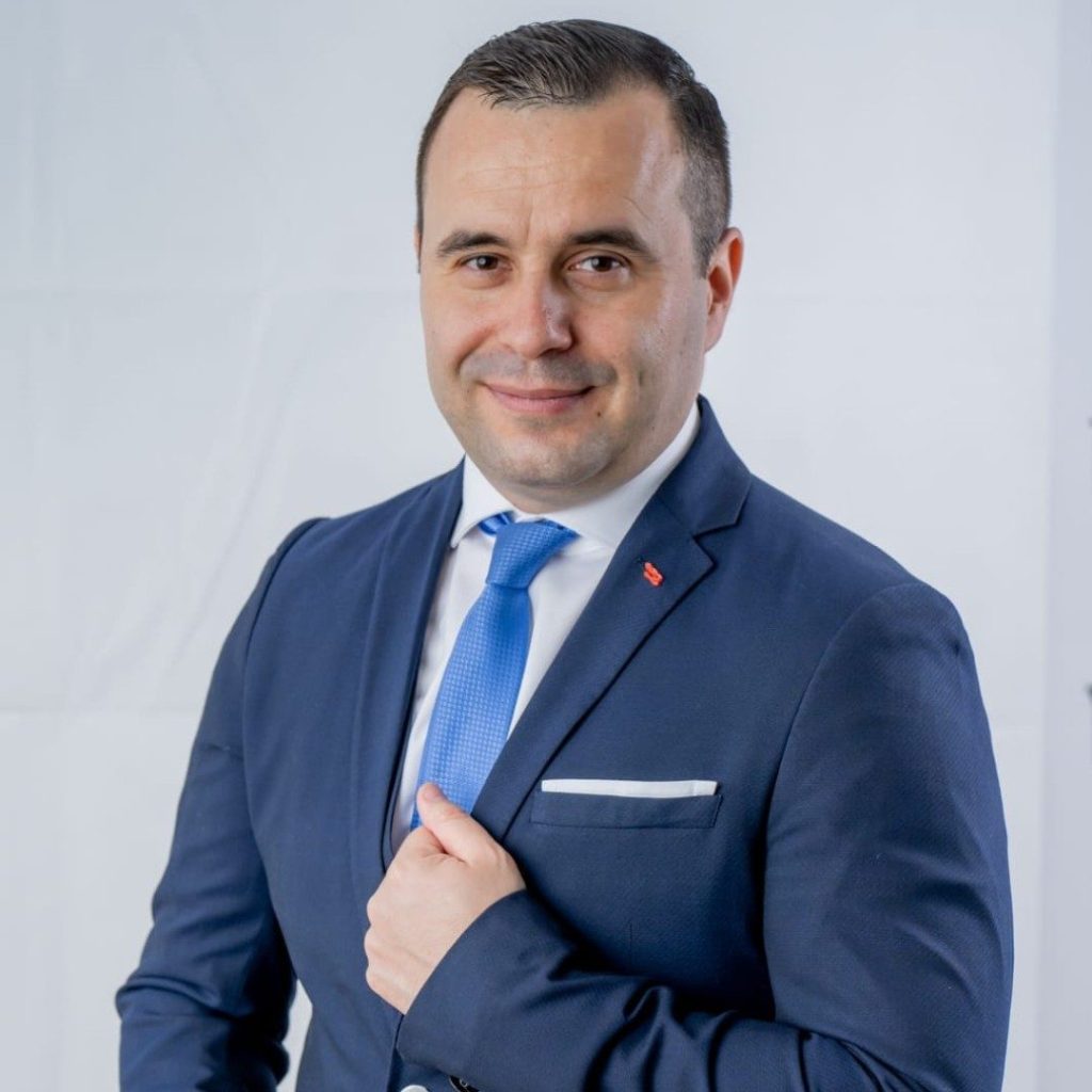 Mountain Residence Retreat: Cabane de 28 mp pentru Investitori, Randament 10% garantat prin contract 3 Dragos-Macarin - managing partner Montain-residence.ro