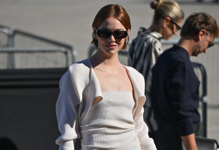 "Fața ei arată complet diferit!" Val de reacții după apariția Emmei Stone la Paris, din partea fanilor care spun că pare alt om 2 LmpwZyZ3PTc0MCZoYXNoPWYyMDQyZjg3OWVkZDBiYzhiMTFlYjRkZDI4ZTY2ODFm.thumb