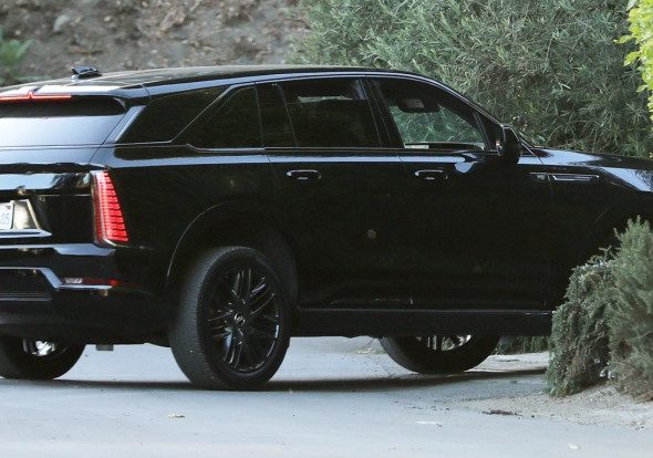 Fiul îndurerat al lui Diane Keaton, omagiu special adus mamei sale. Sarah Paulson și Ben Affleck, la reședința regretatei actrițe 2 Ben Affleck Pays His Respects To Diane Keaton's Family After Her Passing At 79