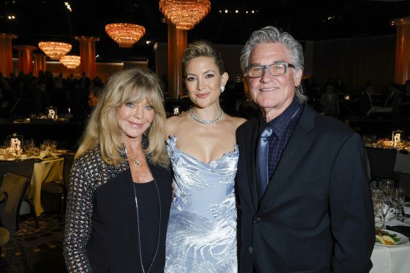 Familia, pe primul loc. Kate Hudson, susținută de părinți și de frate, la o ceremonie unde a fost răsplătită cu un trofeu prețios 1 Will Rogers Motion Picture Pioneers Foundation's Pioneer Dinner Honoring Kate Hudson