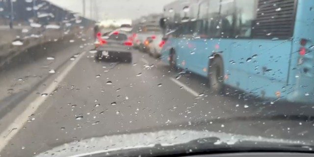 Bucureștenii, alertați să evite parcarea lângă canalizări din cauza codului roșu de ploi