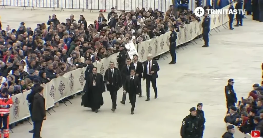 Nicușor Dan și alți lideri politici participă la sfințirea picturii Catedralei Naționale