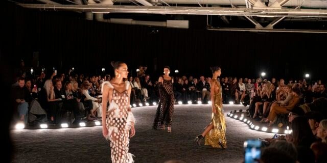 Schiaparelli SS26: Daniel Roseberry redefinește eleganța sobră și suprarealismul contemporan