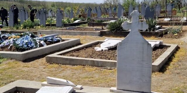 Un bărbat a furat crucea de la mormântul soacrei pentru a-și răzbuna soția plecată de acasă / Ancheta pentru profanare de morminte
