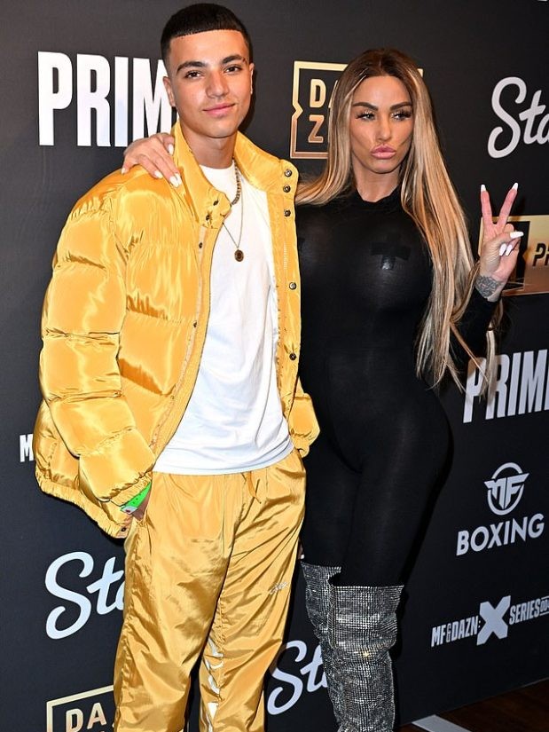 Deşi există îngrijorări din partea fanilor, fiul cel mare al lui Katie, Junior, a insistat că aceasta se simte 'grozav', spunând Daily Mail că familia este 'cea mai bună' de când se ştie (în imagine, ianuarie 2023)