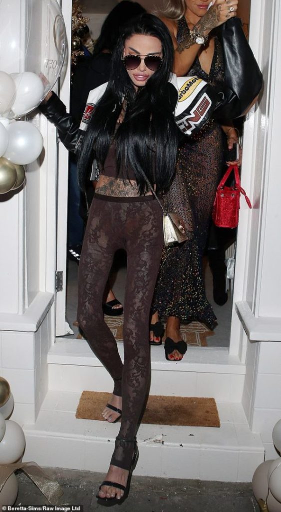 Katie Price: Cum se descurcă cu adevărat starul în spatele ușilor închise