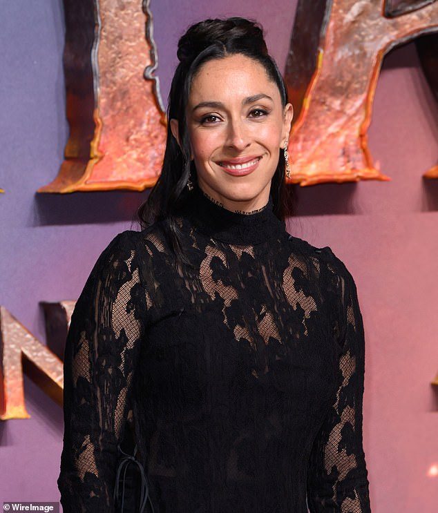 Ea a declarat: 'A fost o călătorie să mă simt demnă, pentru că știu că uși s-au deschis pentru mine care probabil nu s-ar fi deschis dacă nu eram asociată cu acest om genial'