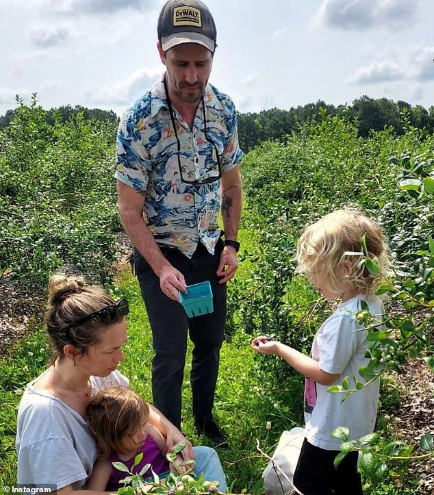 James, Jamie și cei doi copii ai lor sunt surprinși în 2023