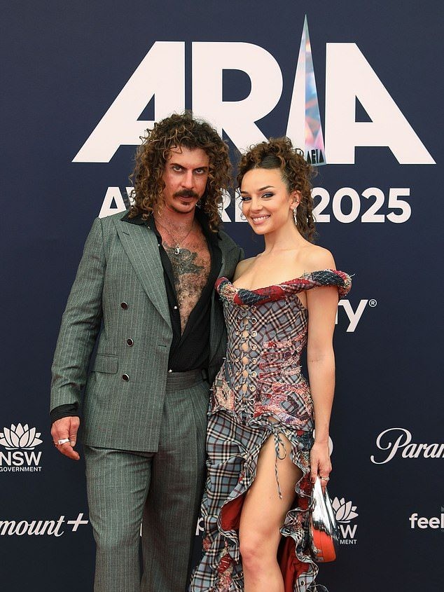 Descoperă povestea emoționantă a lui Abbie Chatfield și a momentului traumatic în care partenerul său, Adam Hyde, a fost diagnosticat cu cancer de piele 2 Abbie a confirmat relația ei cu Adam în iunie 2024 după săptămâni de speculații și au fost puternici împreună de atunci. În imagine: Cuplul la premiile ARIA luna trecută