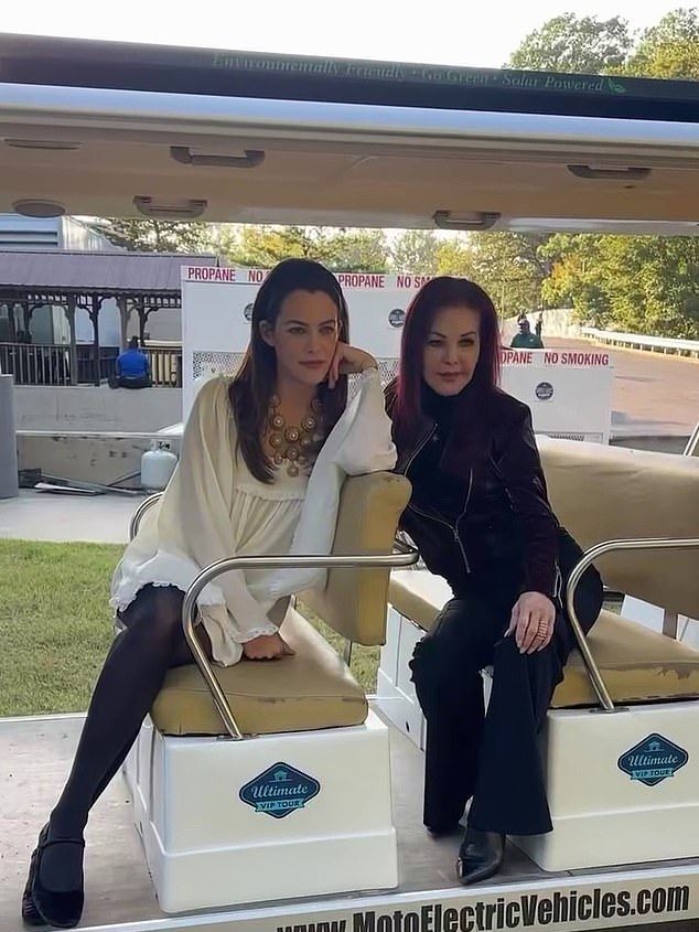 Priscilla Presley și familia ei transmit un mesaj de unitate în mijlocul unor acuzații explozive de paternitate împotriva lui John Travolta 1 Luni, actrița, care a fost căsătorită cu regretatul icon al muzicii Elvis Presley, a distribuit o fotografie rară și intimă cu familia sa înainte de sărbători (văzută anul trecut la Graceland)