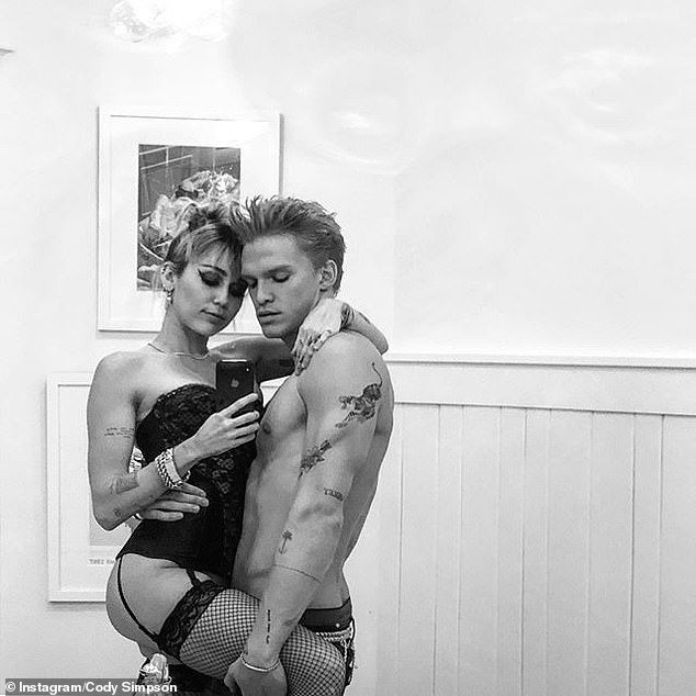 Cody și Miley erau odată inseparabili, făcând regulat demonstrații publice de afecțiune, distribuind selfie-uri îndrăgostite și chiar făcându-și tatuaje identice în timpul relației lor fulgerătoare