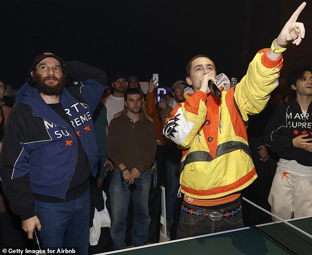 Dar după 20 de încercări, regizorul filmului - Josh Safdie - a explicat că scena nu părea „reală” din cauza faptului că O'Leary lovea prea ușor; Safdie și Chalamet văzuți mai devreme în acest luna în NYC