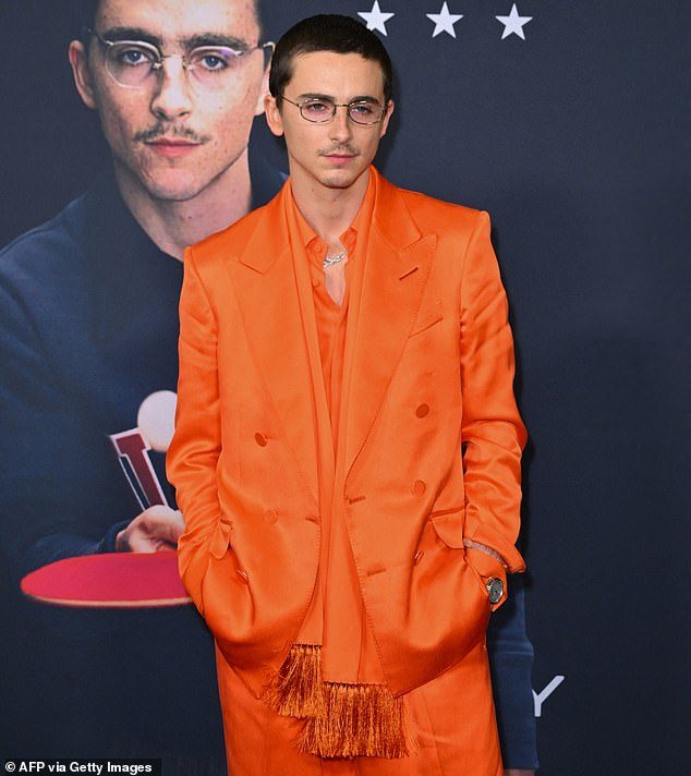 „M-am pregătit ca pentru un meci de baseball și l-am lovit pe obrazul drept, cred că i-au sărit ochii din cap, și asta vezi în film,” a adăugat O'Leary; Chalamet văzut mai devreme în această lună în NYC