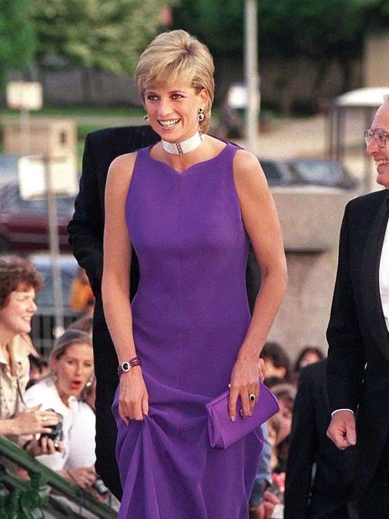 Dean, adesea numit Mr. Siguranță Pin - și și-a împrumutat expertiza și membrilor familiei regale britanice, inclusiv această rochie pentru Prințesa Diana