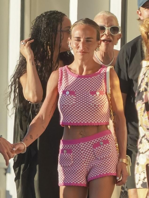 Chloe Green și soțul ei, Manuele Thiella, petrec o zi relaxantă în St. Barts alături de fratele ei și actrița Tessa Thompson 1 The heiress, 34, flaunted her gym-honed figure in a pink and white knit co-ord, which showcased her washboard midriff during their sun-soaked outing in St. Barts