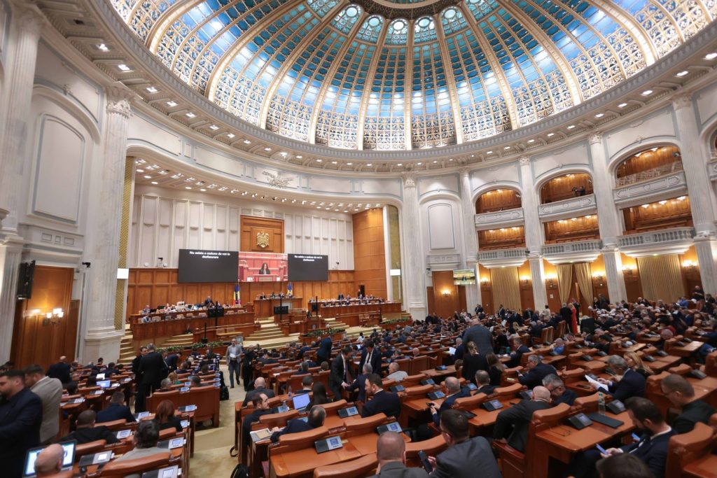 Cât câștigă un parlamentar în România și ce înseamnă tăierea cu 10% a sumei forfetare primită de aleși