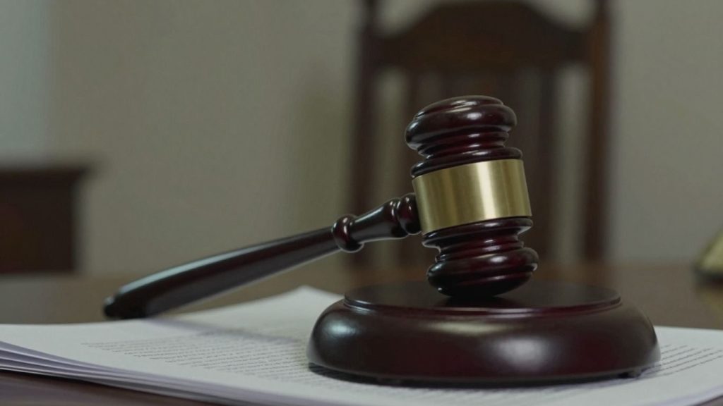 Ciocan de judecată pe documente, sugerând scandal la CCR.