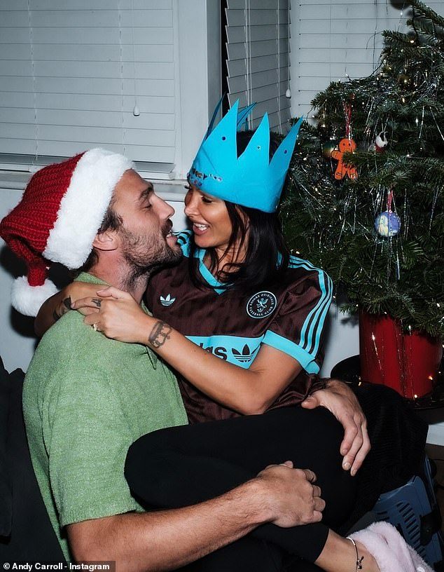 Andy Carroll și Lou Teasdale sărbătoresc Crăciunul într-un mod inedit