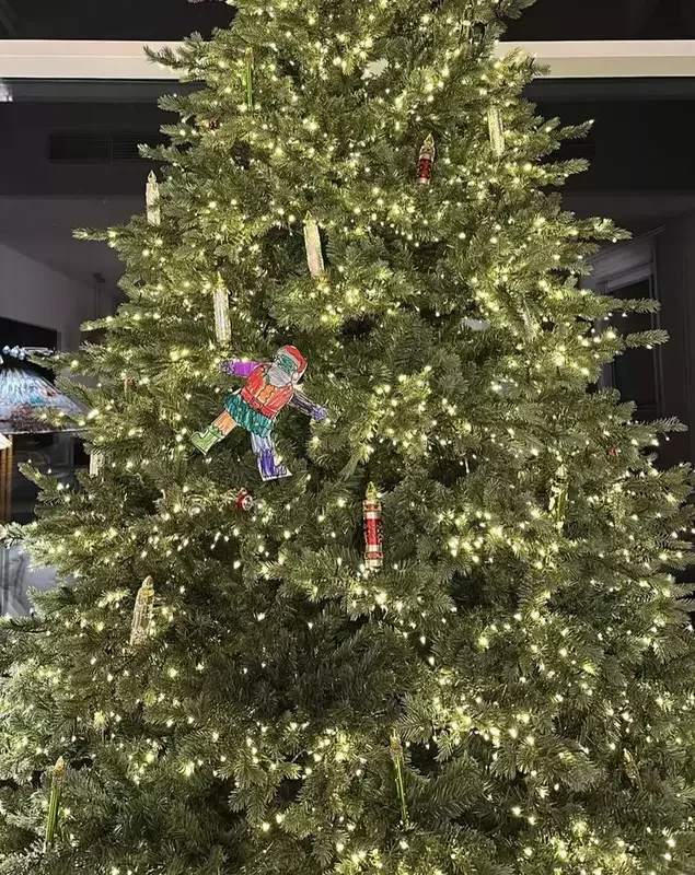 Decorarea bradului de Crăciun de către Antonia și Alex Velea: O poveste de poveste de iarnă