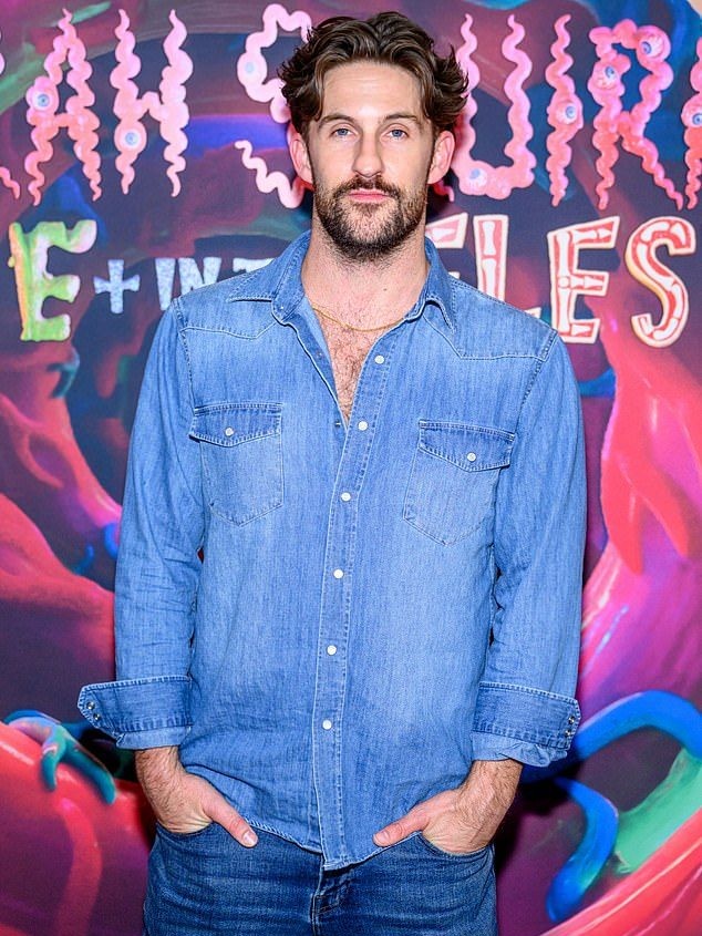 Dispariția surorii lui Jimmy Fowlie, scenarist la Saturday Night Live, declanșează un apel urgent către fani