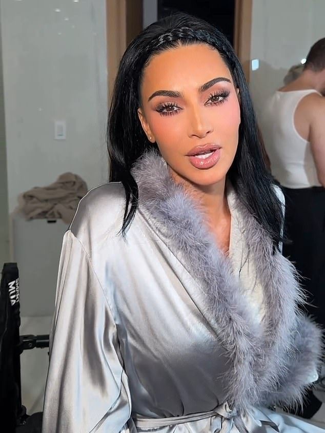 Kim Kardashian surprinde pe fani după ce și-a făcut găuri la urechi la unul dintre cele mai faimoase magazine de accesorii din mall