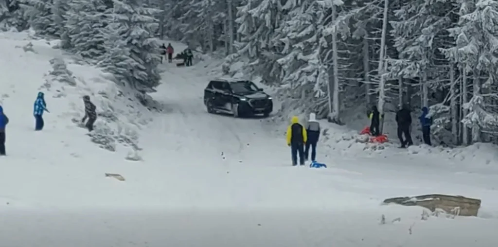 Un șofer se rătăcește și ajunge cu mașina pe pârtie în stațiunea Parâng
