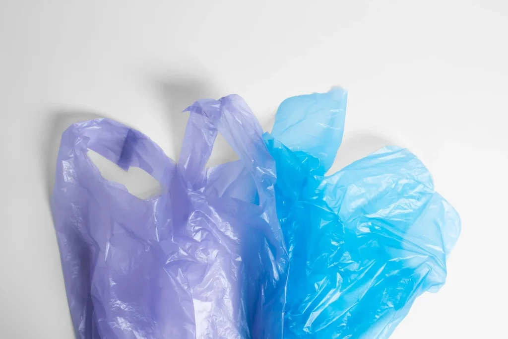 Cum să gestionezi eficient pungile de plastic: sfaturi pentru a evita acumularea excesivă