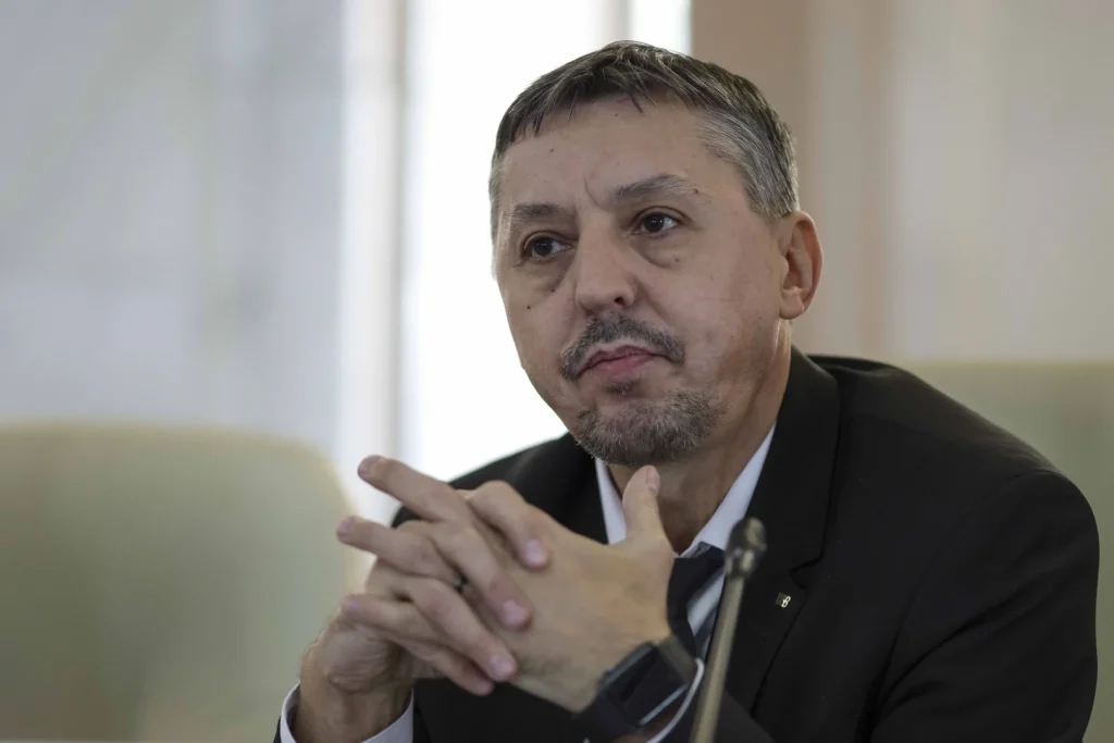 Ministrul Educației ia în considerare plecarea din Guvern: Ce motive stau în spatele deciziei sale