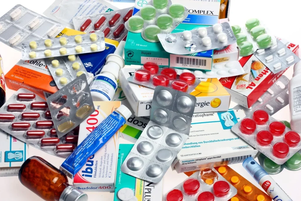 Românii se confruntă cu creșterea prețurilor medicamentelor și a așteptărilor pentru tratamente inovative