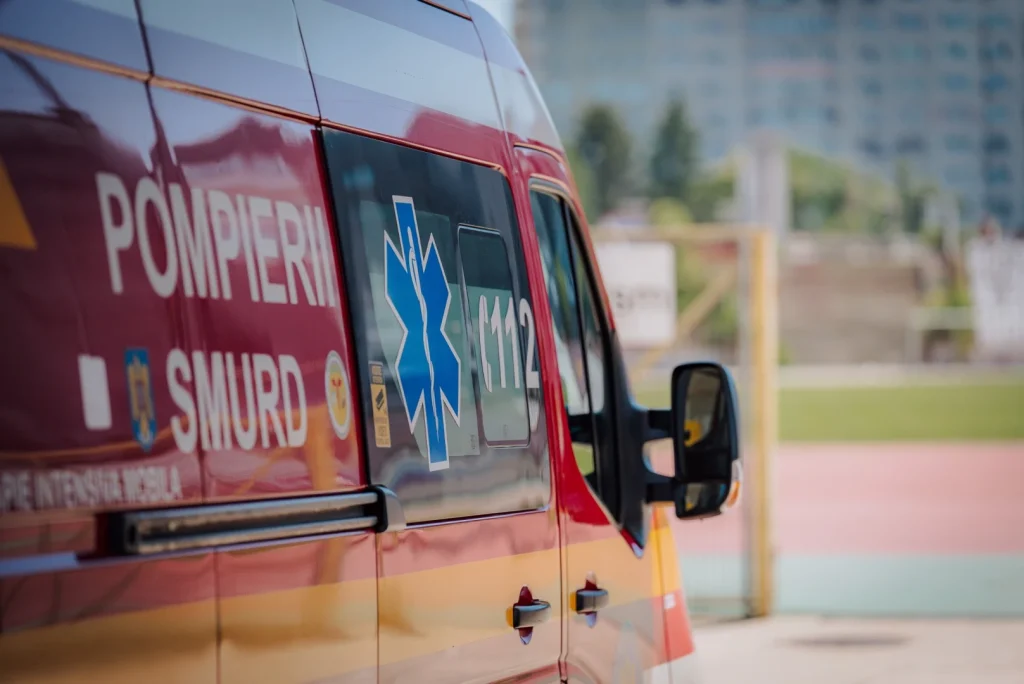 Intervenție de urgență în Prahova: Doi muncitori electrocutați la rețeaua electrică, elicopterul SMURD intervine