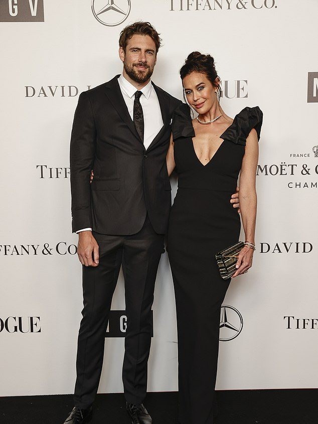 Megan Gale s-a căsătorit în secret! Supermodelul australian s-a căsătorit în secret cu partenerul său de lungă durată Shaun Hampson