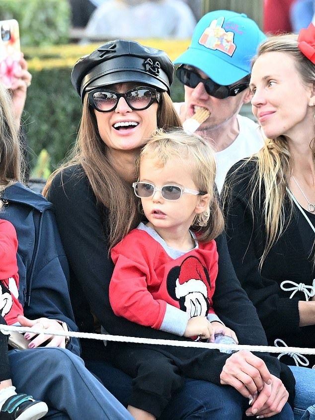 Paris Hilton dezvăluie o înfățișare nouă la Disneyland