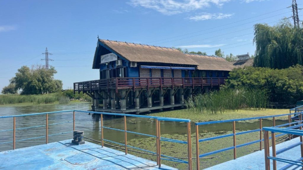 Pescuitul cu ghid în Delta Dunării: O aventură excepțională pentru pasionații de pescuit